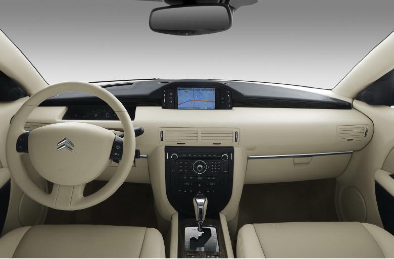 Intérieur de la Citroën C6:  L'intérieur de la Citroën C6 est également disponible dans une ambiance claire, qui renforce l'aspect accueillant du véhicule